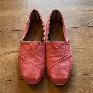 Women’s coral size 7 TOMS